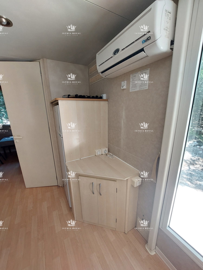 Dve urejeni parceli z mobilnimi hišicami – 30 sekund od plaže – vrhunska naložba v Istri